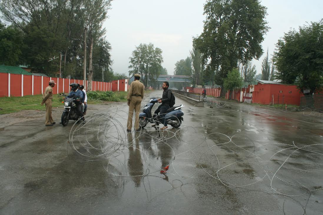 Curfew, shutdown continues on 50th day in Kashmir